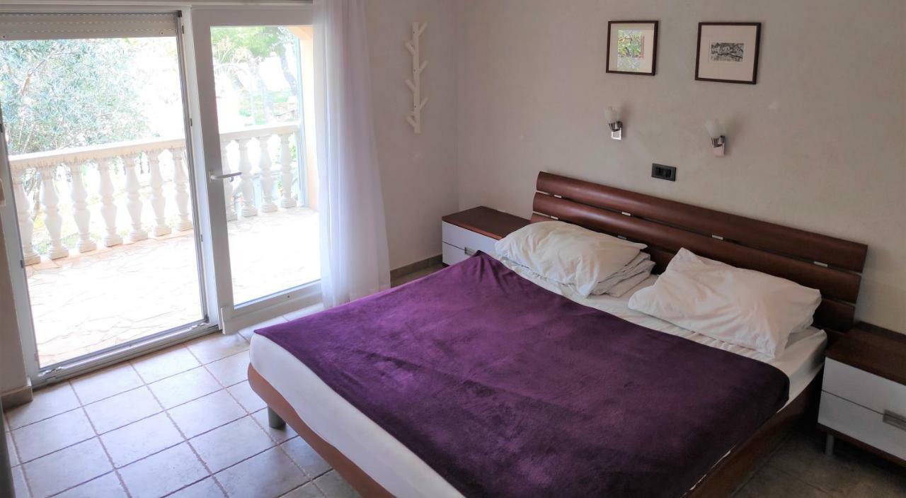 Villa Punta Blava - Beach Front, Ideal For Family Vacation With Kids, Large Terraces With Sea View, Internet, Netflix, No Pets Allowed Obrovac Esterno foto
