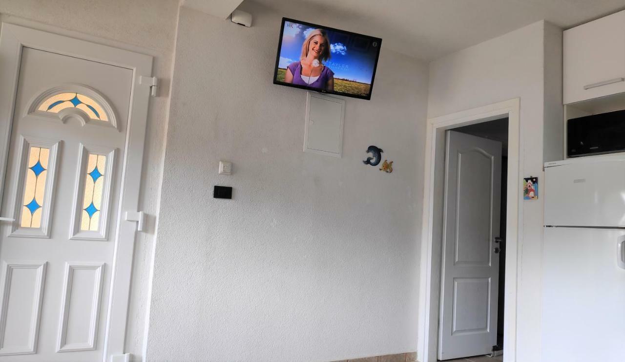 Villa Punta Blava - Beach Front, Ideal For Family Vacation With Kids, Large Terraces With Sea View, Internet, Netflix, No Pets Allowed Obrovac Esterno foto
