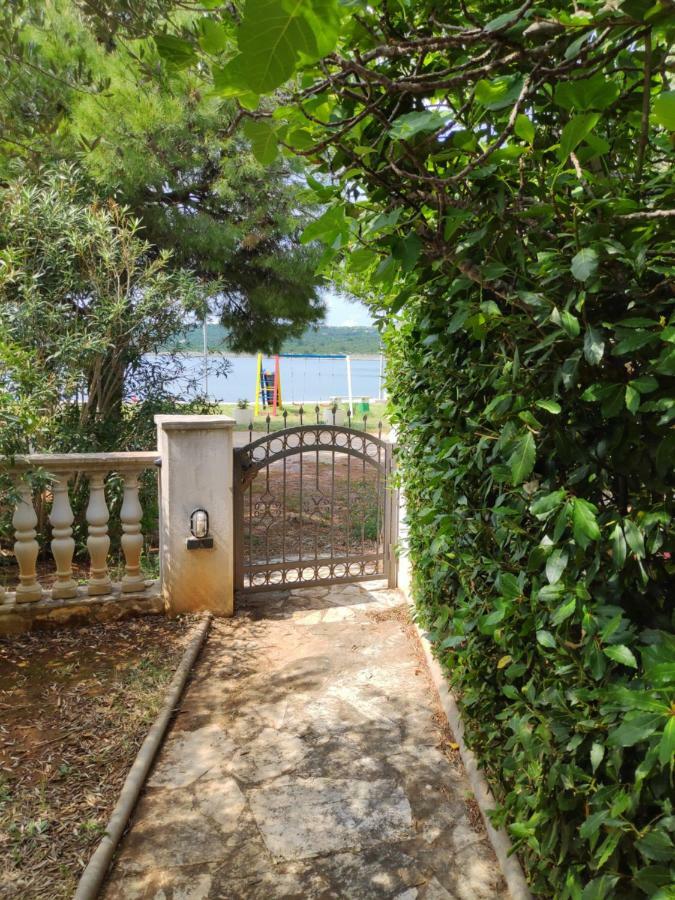 Villa Punta Blava - Beach Front, Ideal For Family Vacation With Kids, Large Terraces With Sea View, Internet, Netflix, No Pets Allowed Obrovac Esterno foto