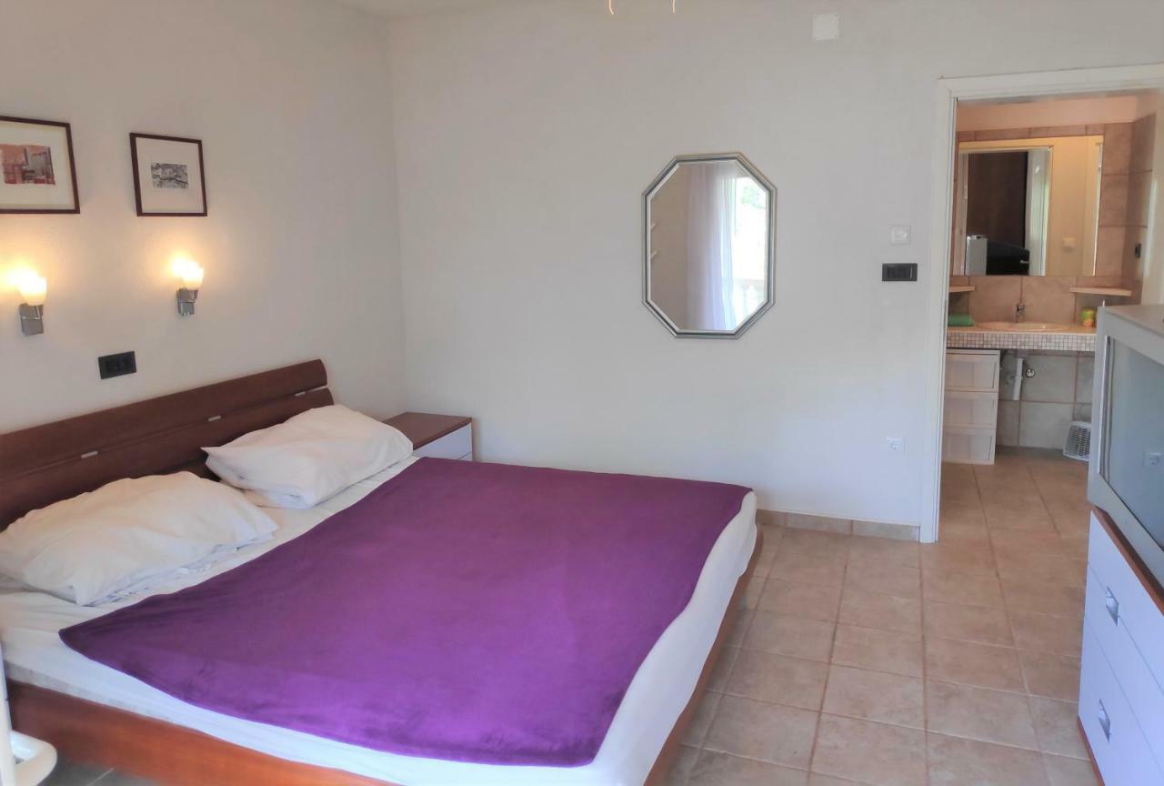 Villa Punta Blava - Beach Front, Ideal For Family Vacation With Kids, Large Terraces With Sea View, Internet, Netflix, No Pets Allowed Obrovac Esterno foto