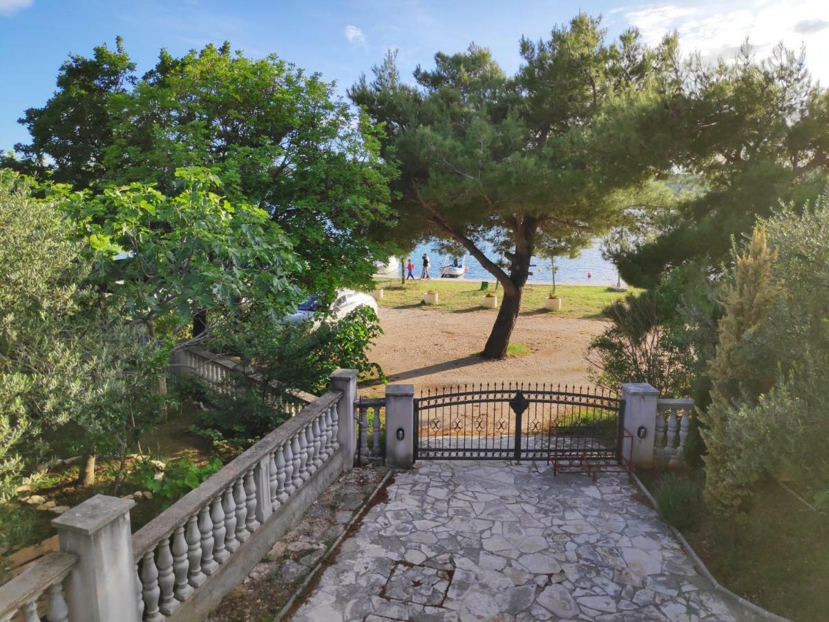 Villa Punta Blava - Beach Front, Ideal For Family Vacation With Kids, Large Terraces With Sea View, Internet, Netflix, No Pets Allowed Obrovac Esterno foto