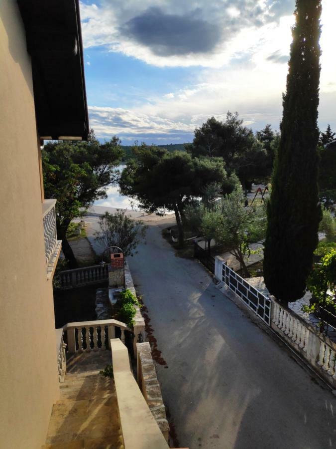 Villa Punta Blava - Beach Front, Ideal For Family Vacation With Kids, Large Terraces With Sea View, Internet, Netflix, No Pets Allowed Obrovac Esterno foto