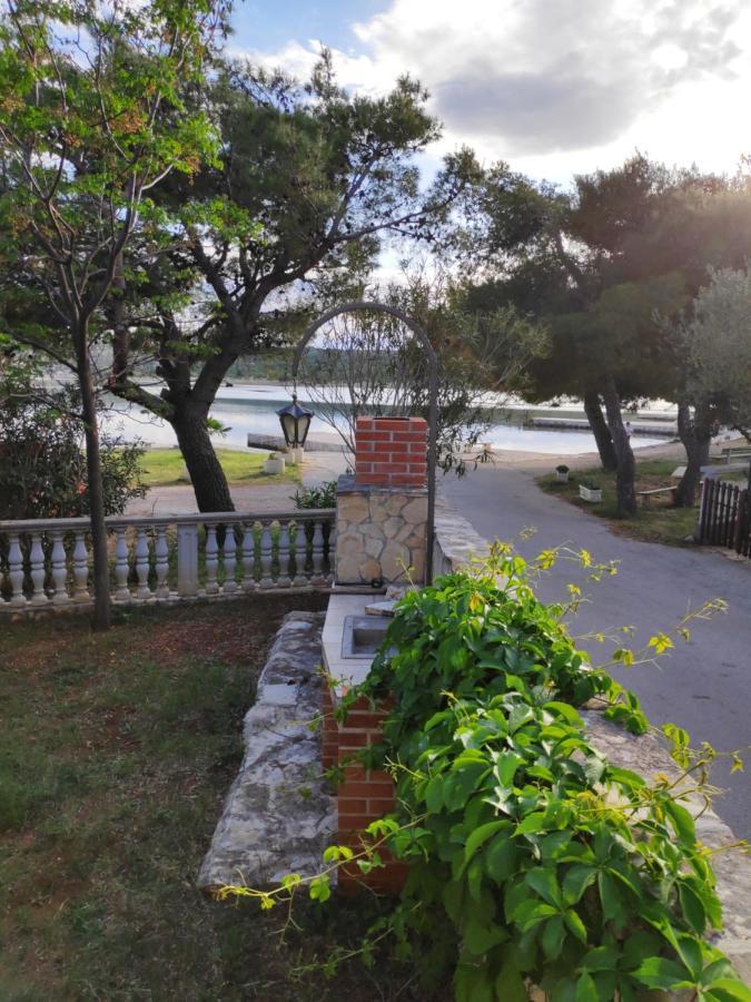 Villa Punta Blava - Beach Front, Ideal For Family Vacation With Kids, Large Terraces With Sea View, Internet, Netflix, No Pets Allowed Obrovac Esterno foto