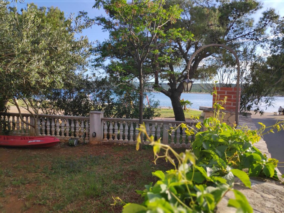 Villa Punta Blava - Beach Front, Ideal For Family Vacation With Kids, Large Terraces With Sea View, Internet, Netflix, No Pets Allowed Obrovac Esterno foto