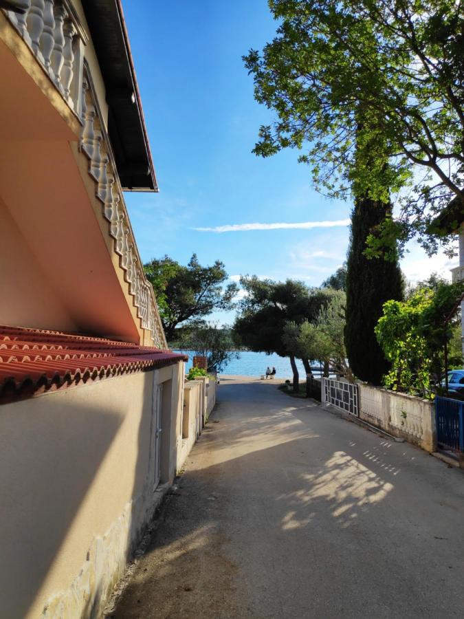 Villa Punta Blava - Beach Front, Ideal For Family Vacation With Kids, Large Terraces With Sea View, Internet, Netflix, No Pets Allowed Obrovac Esterno foto